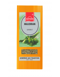 Flachbeutel mit der Aufschrift „MAJORAN Gerebelt“, dahinter grüne Kräuter mit glatten Blättern.
