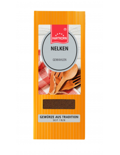 Flachbeutel mit der Aufschrift „NELKEN GEMAHLEN“, mit rotem Tuch und Holzbesteck im Hintergrund.