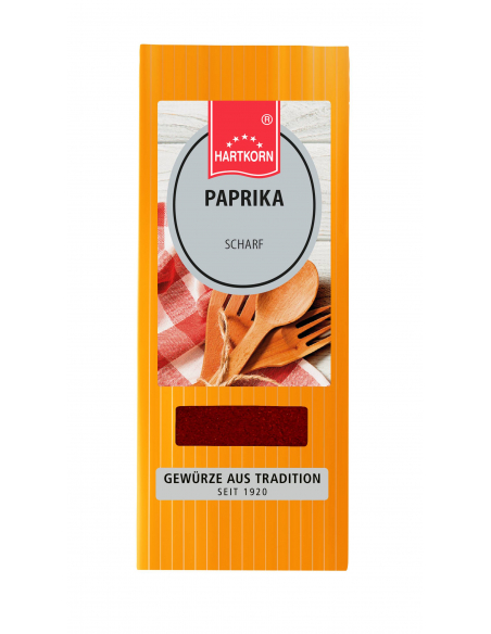 Flachbeutel mit der Aufschrift „PAPRIKA Scharf“, auf hellem Hintergrund mit Holzlöffeln.