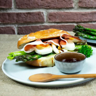 Rezeptbild des Spargel-Schinken-Baguette mit Young Kitchen Frühlingskräutern