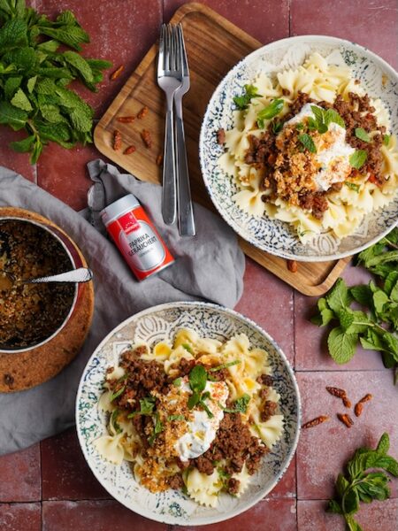 Türkische Pasta mit Hackfleisch, geräucherter Paprika und knusprigem Chiliöl – Rezept mit Hartkorn Gewürzen