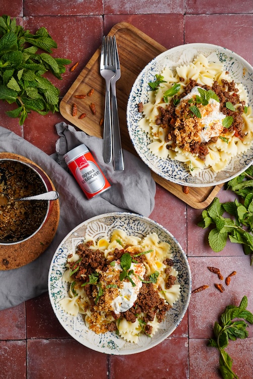 Türkische Pasta mit Hackfleisch, geräucherter Paprika und knusprigem Chiliöl – Rezept mit Hartkorn Gewürzen