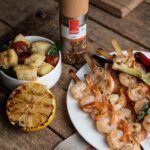 Garnelenspieße mit Tomaten-Focaccia-Salat – sommerliches Rezept mit würziger Marinade