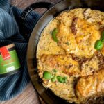 Marry Me Chicken in cremiger Parmesan-Soße mit getrockneten Tomaten und Basilikum in einer gusseisernen Pfanne