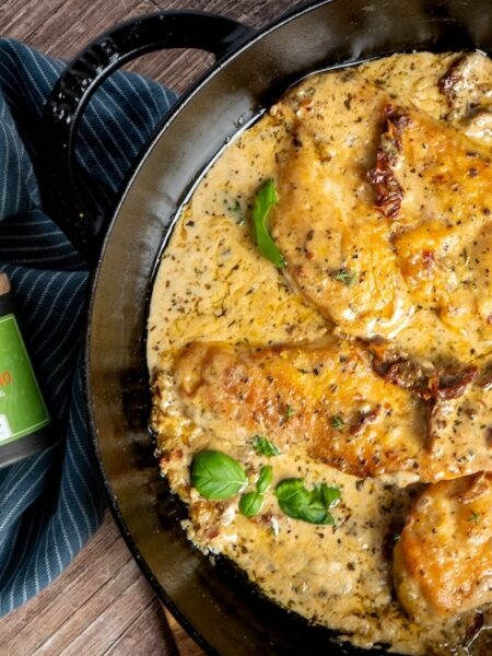 Marry Me Chicken in cremiger Parmesan-Soße mit getrockneten Tomaten und Basilikum in einer gusseisernen Pfanne