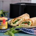 Goldbrauner Protein-Wrap aus der Heißluftfritteuse, gefüllt mit Mozzarella, Tomaten, Gurke und frischem Salat