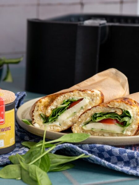 Goldbrauner Protein-Wrap aus der Heißluftfritteuse, gefüllt mit Mozzarella, Tomaten, Gurke und frischem Salat