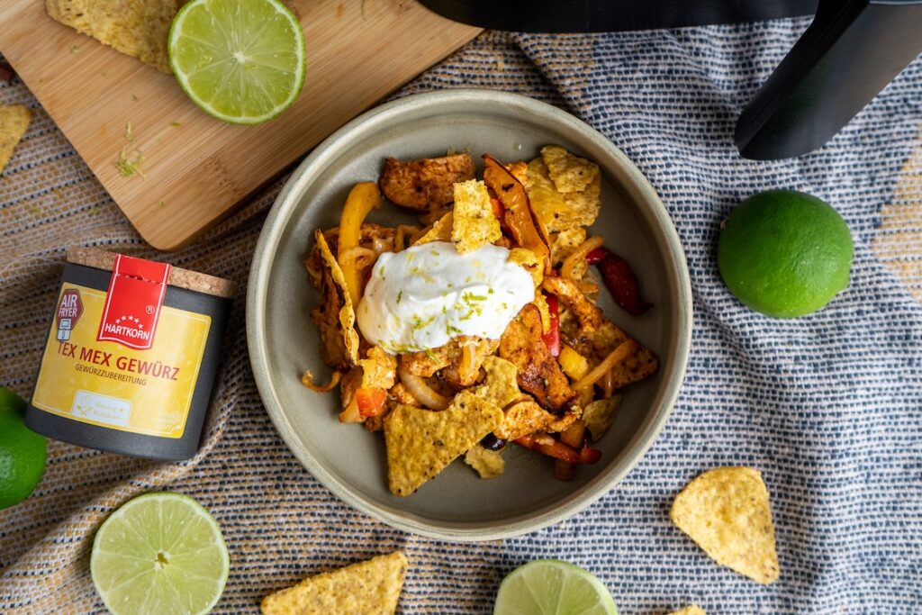 Tex-Mex Bowl mit Paprika, Chips, Limetten-Dip und Hartkorn Young Kitchen Tex Mex Gewürz