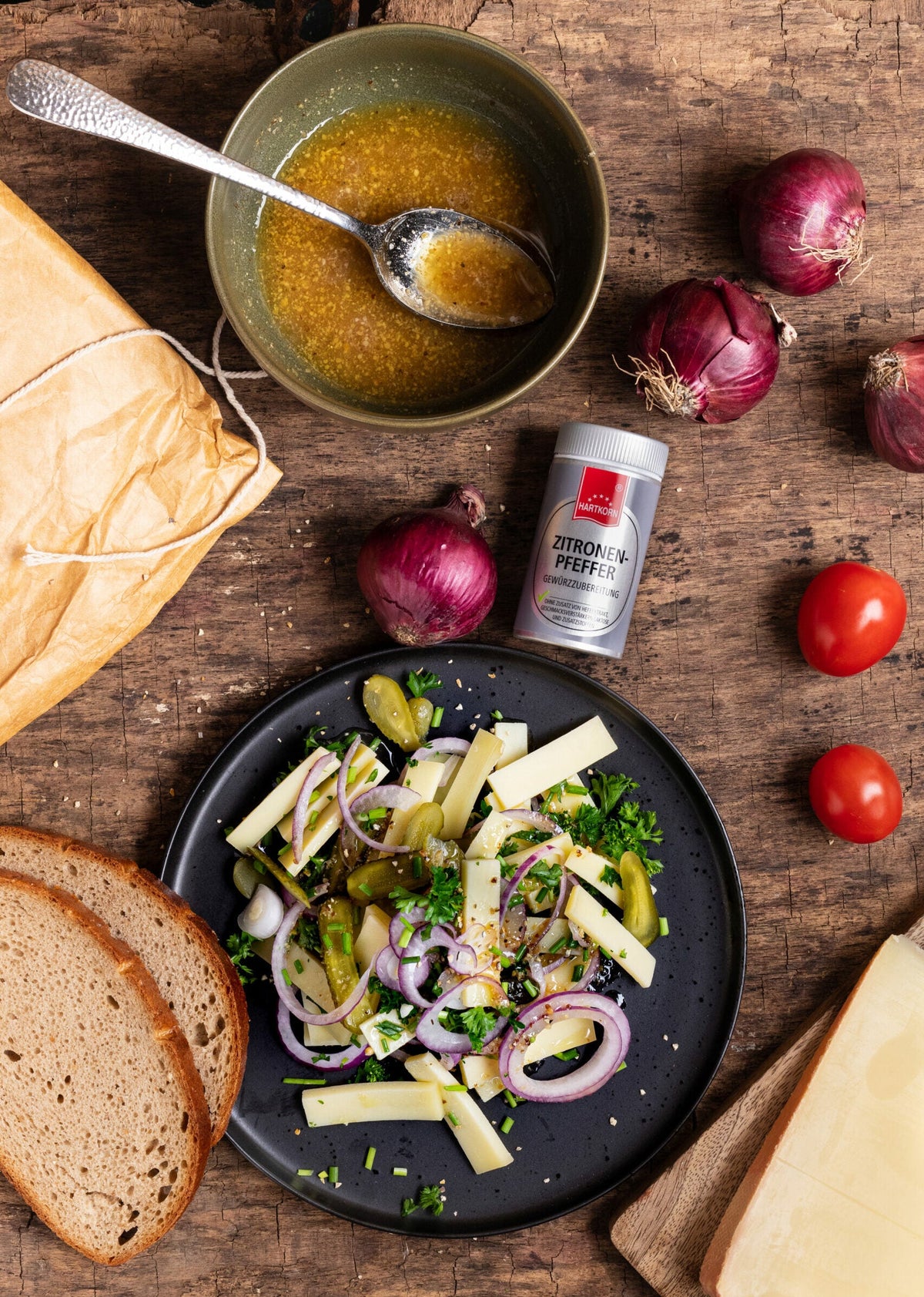Bergkäsesalat mit roten Zwiebeln