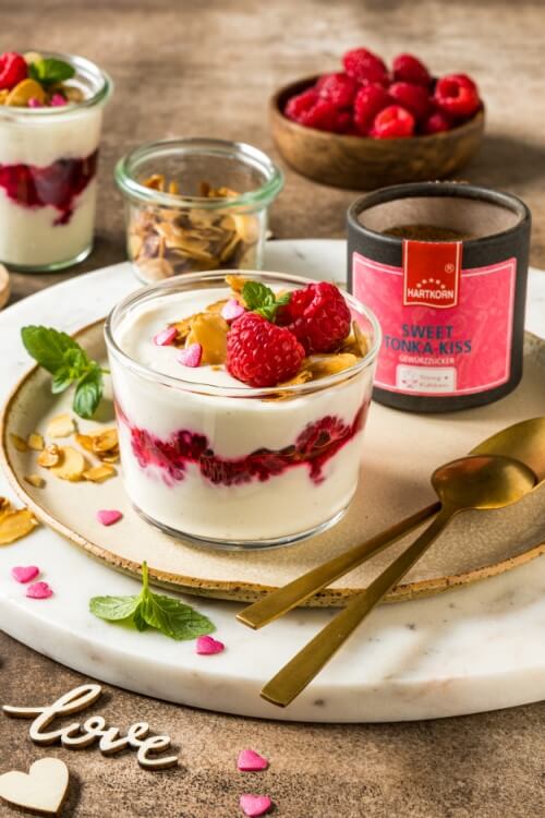 Creme mit Himbeeren auf karamellisierten Tonka-Mandeln