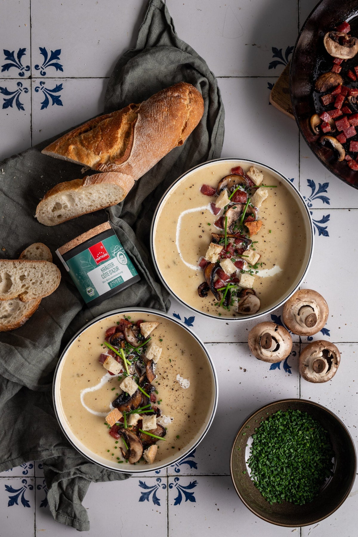 Französische Baguettesuppe mit Gruyére