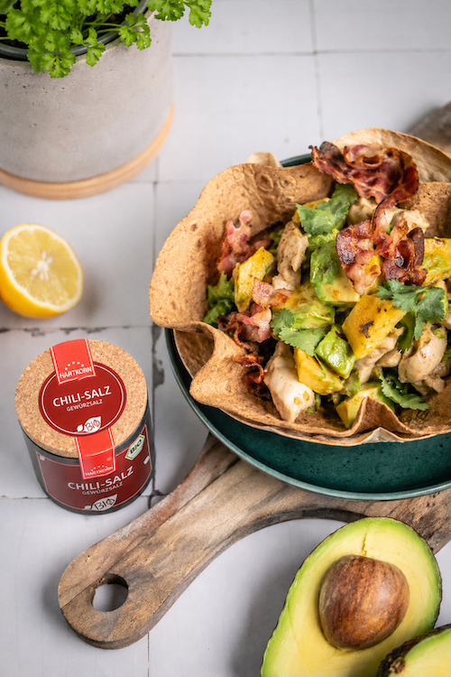 Gefüllte Tortillabowl mit Hähnchen und Avocado