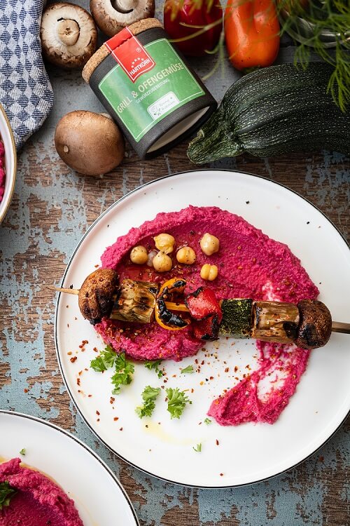 Gemüsespieße mit Rote-Bete-Hummus