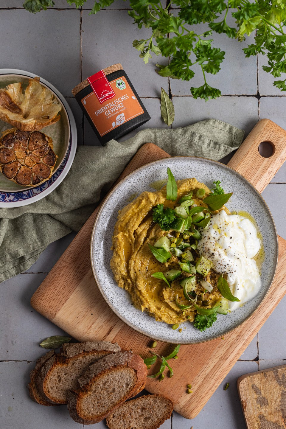 Hummus mit gebackenem Knoblauch und Honig