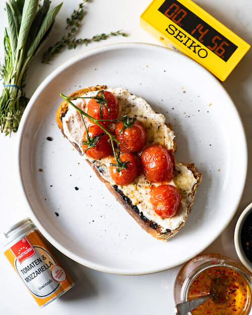 Knusprige Schnitte mit Ricotta und Tomaten