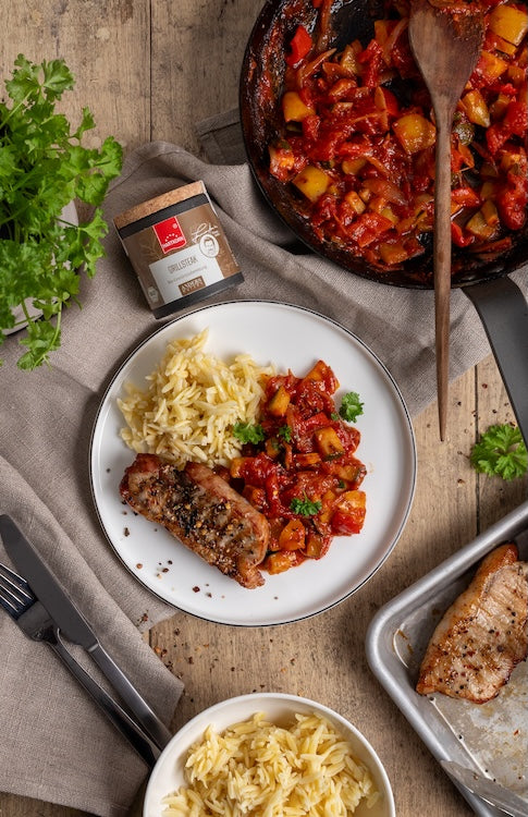 Mediterranes Schweinekotelett mit Paprika-Caponata und Kritharaki