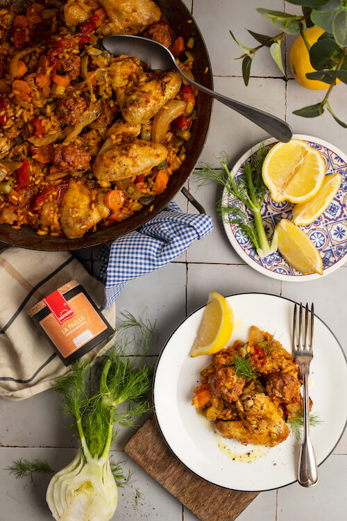 Paella mit Hähnchen, Salsiccia und Gemüse