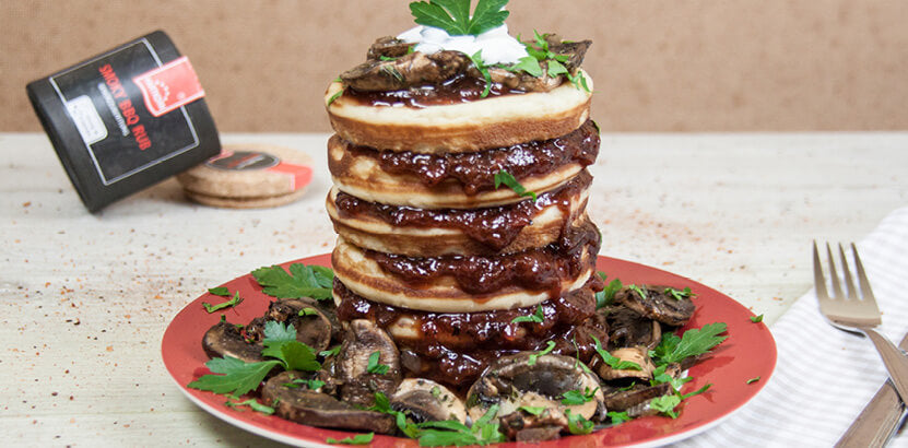 Pancake-Tower mit BBQ-Pflaumensoße und Pilzen