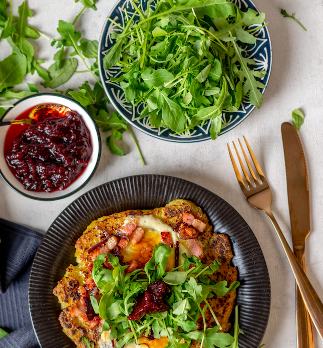 Pfannenrösti mit Raclettekäse, Speck und Zitronenabrieb