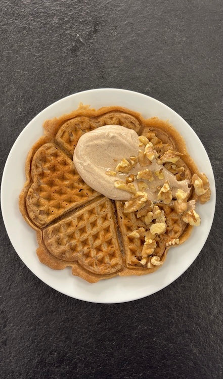 Pumpkin-Spice-Waffeln mit Gewürzjoghurt und gerösteten Walnüssen