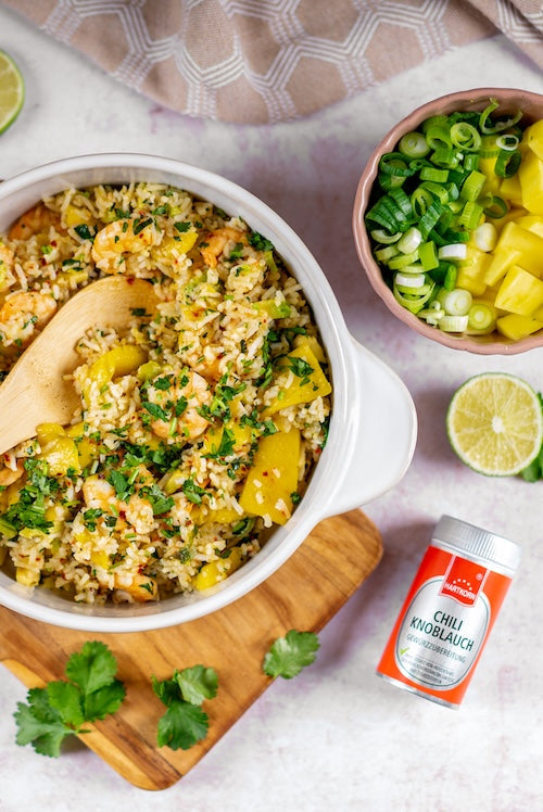 Reispfanne mit Avocado, Mango und Garnelen
