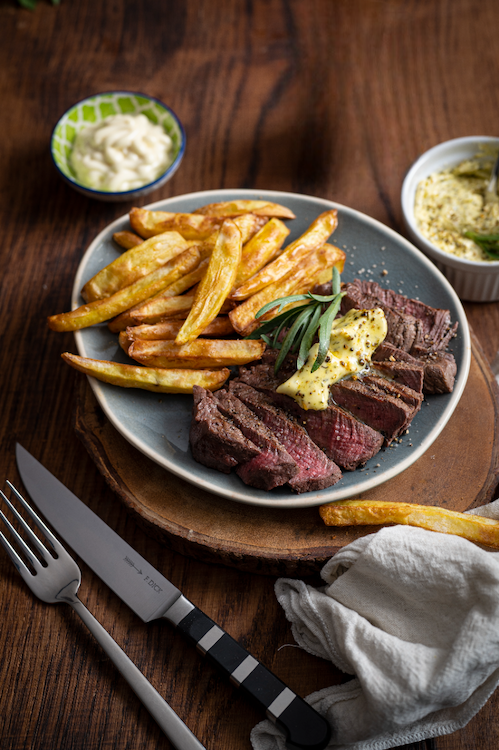 Rinderfilet mit Pommes Frites und Café de Paris Kräuterbutter