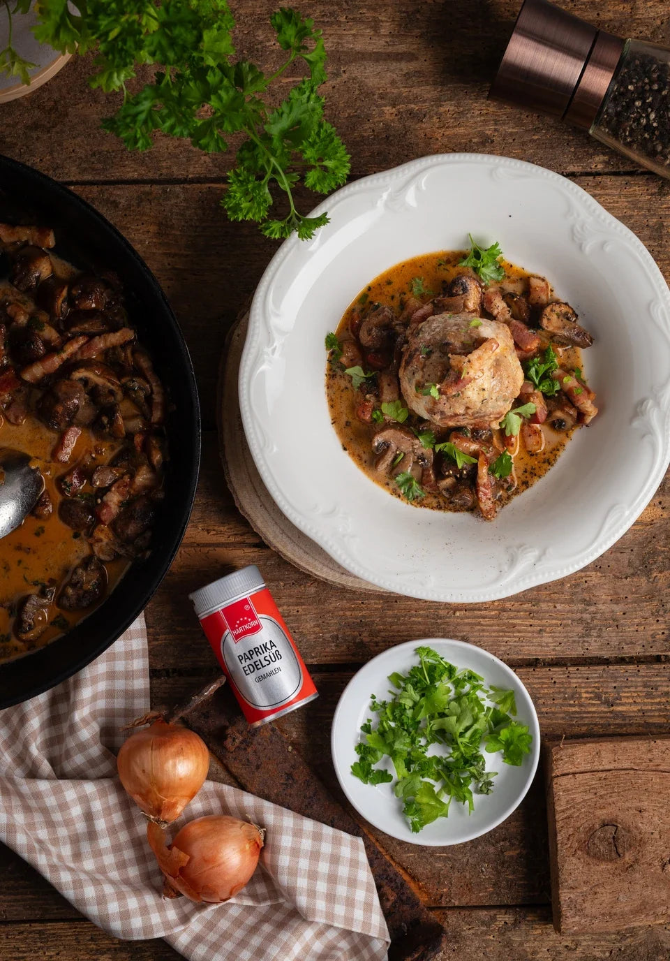 Semmelknödel mit Speck-Champignon-Soße