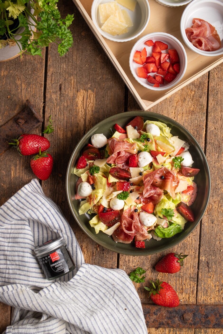Sommersalat mit Erdbeerdressing und Serranoschinken