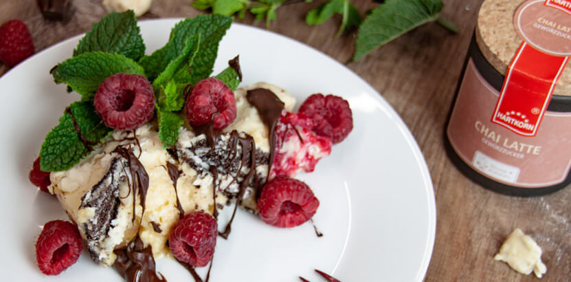 Weißer kalter Hund mit Himbeeren
