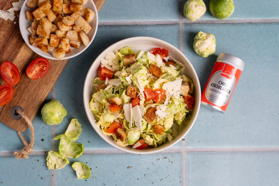 Winter-Caesar-Salat mit Rosenkohl und Chili-Knoblauch-Dressing