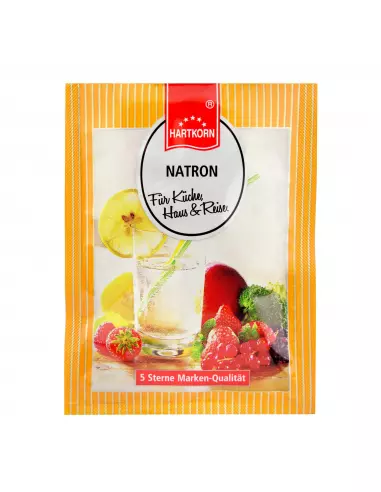 Flachbeutel mit der Aufschrift „Natron“ vor einem Glas mit Zitronenwasser und Beeren.