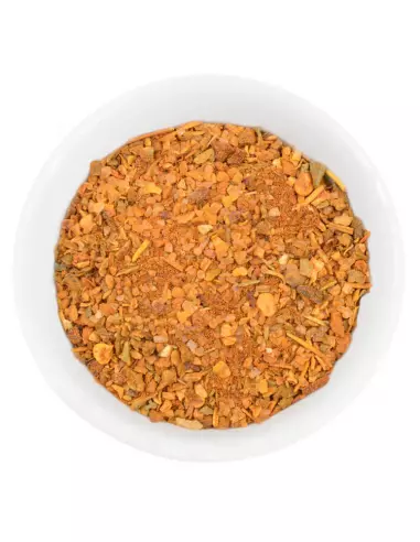 Eine weiße Schale gefüllt mit einer grobkörnigen, orange-braunen Gewürz- und Kräutermischung.