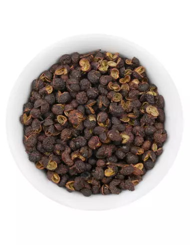 Geöffnete, rötlich-braune Szechuan Pfefferkörner mit gelben Einschnitten in weißer Schale