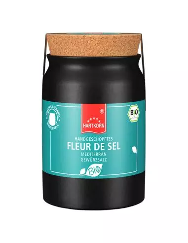 Schwarzes Keramiktöpfchen mit türkisfarbenem Etikett und Korkdeckel, Aufschrift „Fleur de Sel mediterran“.