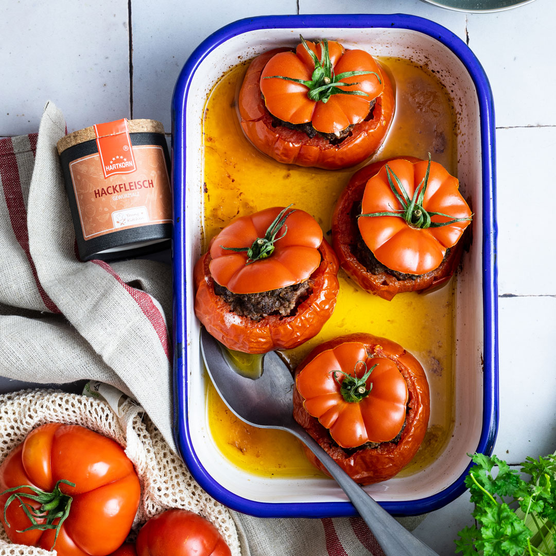 22_03—Tomates-farcies-Farbbechers_Cuisine_1 Hartkorn Gewürze Türchen 22
