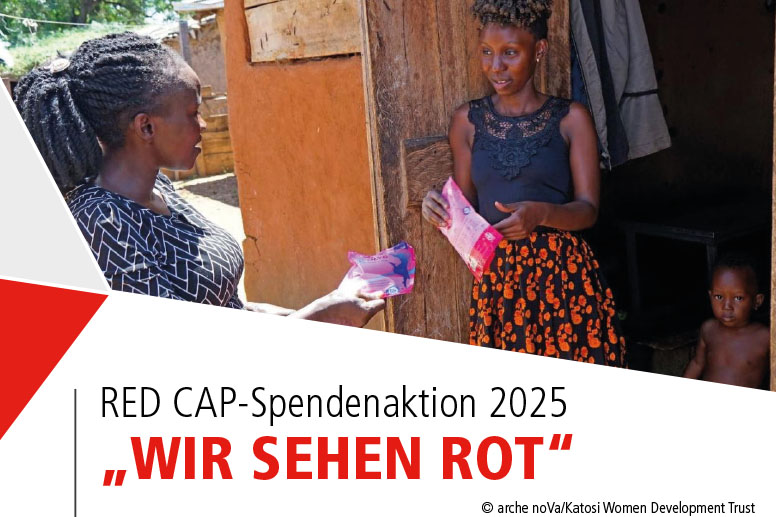 Zwei Frauen vor einem Lehmhaus in Afrika, eine reicht der anderen eine Packung Damenhygieneprodukte. Im Hintergrund steht ein kleines Kind. Oben mittig das Hartkorn-Logo, unten der Schriftzug: „RED CAP-Spendenaktion 2025 – Wir sehen Rot“.