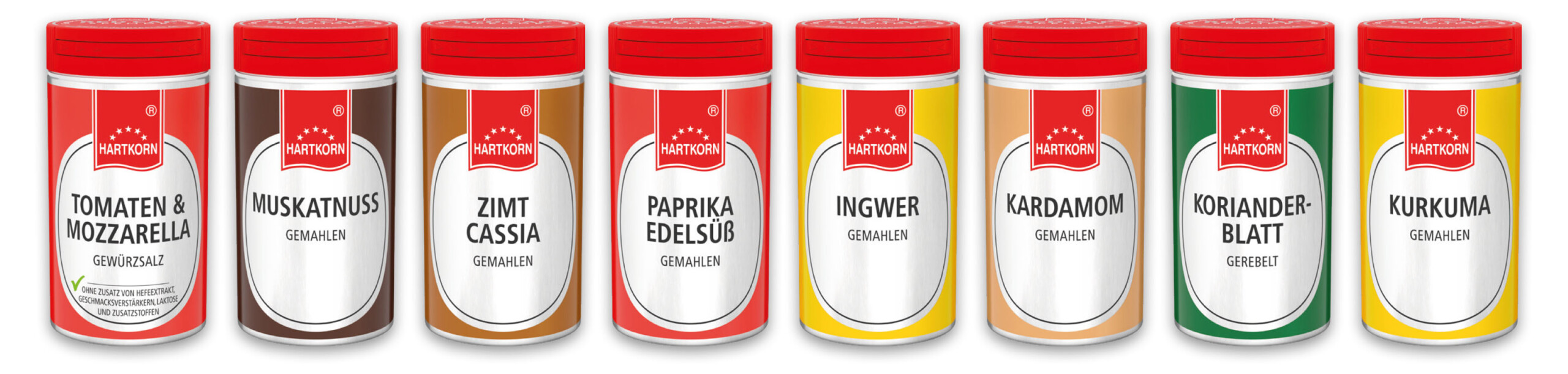 Acht rote Kunststoffdosen mit weißem Etikett in zwei Reihen, vorn lesbar beschriftet mit Ingwer, Kardamom, Koriander, Kurkuma, Muskatnuss, Paprika edelsüß, Thymian und Zimt Cassia.